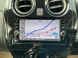 通信ユニット内蔵の日産純正メモリーナビ(MM318D-W)装備、スマホアプリと連動、音声対話検索などに対応した高機能ナビ。