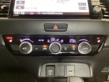 オートエアコンがついてますので簡単操作で快適に過ごせます。シートヒータースイッチ内蔵で前席の左右別々に温度設定ができます。