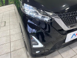【LEDヘッドライト】悪天候や夜間走行時も良好な視界を確保し安心して運転できる高輝度LEDヘッドライトを装備!点灯速度が早く、消費電力も抑えられています。