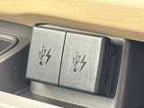 ★USBチャージャーフロント用★助手席にUSBチャージャーを2つ設置。USB接続のスマートフォンやタブレット端末などの充電が可能。急速充電対応機器の急速充電も可能です!
