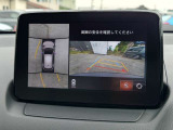 前後と左右のカメラで周囲の状況がモニターに映し出されます