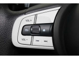 ハンドル左部分でオーディオ操作が可能。そのため、運転中でも目線をずらさずに安全運転♪