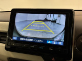 リバースギアに入れるだけで後方の表示へ切り替わります。夜間や雨の日の駐車も楽になりますよ。