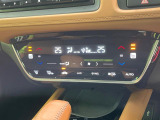 【オートエアコン】一度お好みの温度に設定すれば、車内の温度を検知し風量や温度を自動で調整。暑い&hellip;寒い&hellip;と何度もスイッチ操作をする必要はありません。快適な車内空間には必須の機能ですね♪