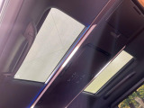 【ガラスルーフ】ガラスルーフ搭載で車内の解放感が一気にアップ!開放的なドライブをお楽しみいただけます。