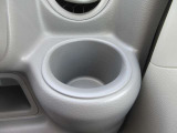 小物入れにもなるドリンクホルダーが両側付いて便利です