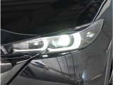 【LEDヘッドライト】悪天候や夜間走行時も良好な視界を確保し安心して運転できる高輝度LEDヘッドライトを装備。明るい上に点灯速度が早く消費電力も抑えられています。