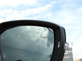 【ブラインドスポットアシスト】 車線変更アシスト機能。ドライバーの死角となる後方側面に車両を検知した際、ドアミラーに内蔵された警告灯が点滅しドライバーに注意を促します。