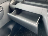 グローブボックスの上段にインスストスライドボックスが有り便利です。