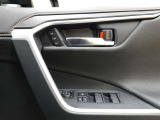 運転席シートポジションメモリーでスイッチを押すだけでシートが設定したポジションに動くので便利です!