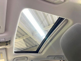 【サンルーフ】ボタンひとつで開閉可能!開放感たっぷりのサンルーフが装着されています!車内に明かりを取り入れたり景色を楽しむ以外にも、よどみがちな車内の空気も簡単に換気できて快適です!