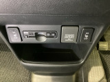前席の左右別々のシートヒータースイッチが付いています。HiとLoの2段階で温度設定ができます。スイッチの間にはアクセサリーソケットとETCがついており、高速道路の料金所の通過も楽々です!。