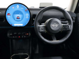 運転に必要な情報はヘッドアップディスプレイ、中央ディスプレイからタッチパネルで操作します。