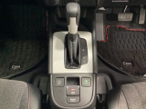 CVT車のセレクトレバーです。低速から高速まで、変速ショックのないスムーズな走りと、エンジン効率のよい領域を維持して燃費にも貢献します。サイドブレーキはスイッチ操作の電子制御パーキングブレーキです。