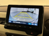 リバースギアに入れるだけで後方の表示へ切り替わります。夜間や雨の日の駐車も楽になりますよ。