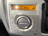 【オートエアコン】一度お好みの温度に設定すれば、車内の温度を検知し風量や温度を自動で調整。暑い&hellip;寒い&hellip;と何度もスイッチ操作をする必要はありません。快適な車内空間には必須の機能ですね♪