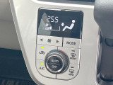 【オートエアコン】一度お好みの温度に設定すれば、車内の温度を検知し風量や温度を自動で調整。暑い&hellip;寒い&hellip;と何度もスイッチ操作をする必要はありません。快適な車内空間には必須の機能ですね♪