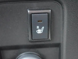 運転席シートには、シートヒーターが付いてるので、寒い時期にはありがたい装備です。