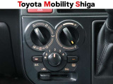 マニュアルエアコン装着車です。お好みのモ-ドに設定して、快適な室内温度をお楽しみ下さい。