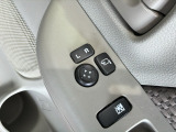 狭い駐車場で便利な電動格納ドアミラーが付いています。