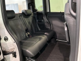 後席も余裕の広さ!ゆったりくつろげます!!