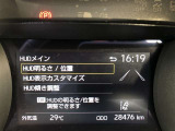 カラーヘッドアップディスプレイ付き。フロントガラスに速度や燃料残量等を表示します。少ない視線移動で情報を確認できるので、運転の疲労軽減に繋がりますよ♪