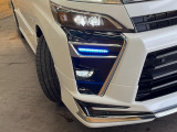 【三眼LEDヘッドライト】スタイリッシュな見た目の三眼LEDヘッドライトを装備♪スタイルだけでなく、夜間の走行も視界良好で安心してお乗りいただけます。