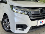 【LEDヘッドライト】悪天候や夜間走行時も良好な視界を確保し安心して運転できる高輝度LEDヘッドライトを装備!点灯速度が早く、消費電力も抑えられています。
