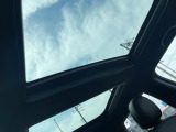 ●サンルーフ:開放感たっぷりの希少装備、サンルーフが装着されています!車内に明かりを取り入れたり景色を楽しむ以外にも、車内の空気も簡単に換気できて快適です!