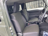 運転席まわりには十分なスペースがあり、大柄な方でもゆったり運転していただける環境です。