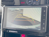 【バックカメラ】駐車時に後方がリアルタイム映像で確認できます。大型商業施設や立体駐車場での駐車時や、夜間のバック時に大活躍!運転スキルに関わらず、今や必須となった装備のひとつです!
