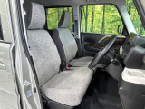 運転席まわりには十分なスペースがあり、大柄な方でもゆったり運転していただける環境です。
