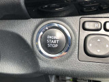 エンジンスタートボタンです。キーが車内にあれば、エンジンの始動・停止はブレーキを踏んでスイッチを押すだけ!キーを取り出す手間を省き、ワンプッシュでエンジンを操作するので簡単でスムーズです。
