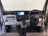 【前方視界】開放的な前方視界!運転がしやすく疲れにくいです♪窓が大きく、見通しがとっても良いおクルマですよ♪