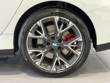 BMWの純正アロイホイールは軽量かつ強度にも優れているホイールで走行性能を引き上げる設計になっております。足元にもBMWは妥協がなくこだわっている個所になります。