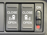 【両側パワースライドドア】スマートキーや運転席のスイッチで後席両側スライドドアの開閉が可能♪電動だから力を入れてドアを開ける必要が無く、小さなお子様でも簡単に開け閉めでき快適です♪