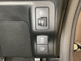 ハンドルの右側にはヘットライトリベライザーとVSA(ABS+TCS+横滑り抑制)の解除スイッチがついています。ヘッドライトリベライザーは道路状況や積荷の加重に応じてライトの高さを調節できます。