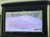 【バックカメラ】駐車時に後方がリアルタイム映像で確認できます。大型商業施設や立体駐車場での駐車時や、夜間のバック時に大活躍!運転スキルに関わらず、今や必須となった装備のひとつです!