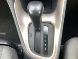 操作しやすいATシフトです。シフトチェンジを気にしなくてよいので運転だけに集中できますね。自然と手に届くところにある、手になじむ形状のシフトノブがいいですね。