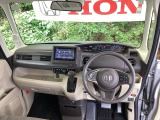 ご覧のように、視界が広く運転しやすいように設計されています。また、フルオートエアコンで快適です。