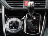 オートエアコンなのでスイッチひとつで車内を設定温度に調節してくれます☆