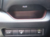 運転席からバックドアの開閉が可能です!さらにステアリングヒーター搭載で冬には重宝します!