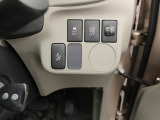 【アイドリングストップ】赤信号や渋滞で停車した際にエンジンを停止し、無駄な燃料の消費を抑えます。燃費向上や環境保護につなげる機能♪エンジンはブレーキを離せば再始動します。