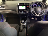 車内は光触媒抗菌消臭施工済です。インパネ周りはスタイリッシュなデザインです。グローブボックスやカップホルダーのほかにトレーなどたくさんの収納スペースが付いています。