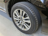 タイヤサイズは235/55R18!残り溝は5ミリ程度!純正アルミホイール!(右フロントタイヤ)