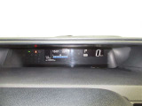 焦点を合わせやすい遠視点メーターを採用。前方の道路とメーター表示が一つの視界にとらえられるセンターメーター配置です。