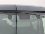 障害物を感知して、衝突の可能性がある場合、運転者へ警告音を発したり、衝突の可能性が高い場合、ブレーキの補助操作を行い、減速して衝突被害を軽減するシステムです。