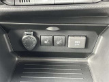 アクセサリーソケット。  シートヒーター付きです。寒い日も快適なドライブが楽しめます♪  充電用USB端子付き。スマートフォンなどの充電に便利です。