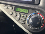 【オートエアコン】一度お好みの温度に設定すれば、車内の温度を検知し風量や温度を自動で調整。暑い&hellip;寒い&hellip;と何度もスイッチ操作をする必要はありません。快適な車内空間には必須の機能ですね♪
