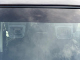 【エマージェンシーブレーキ】走行中に前方の車両等を認識し、衝突しそうな時は警報とブレーキで衝突回避と被害軽減をアシスト。より安全にドライブをお楽しみいただけます。